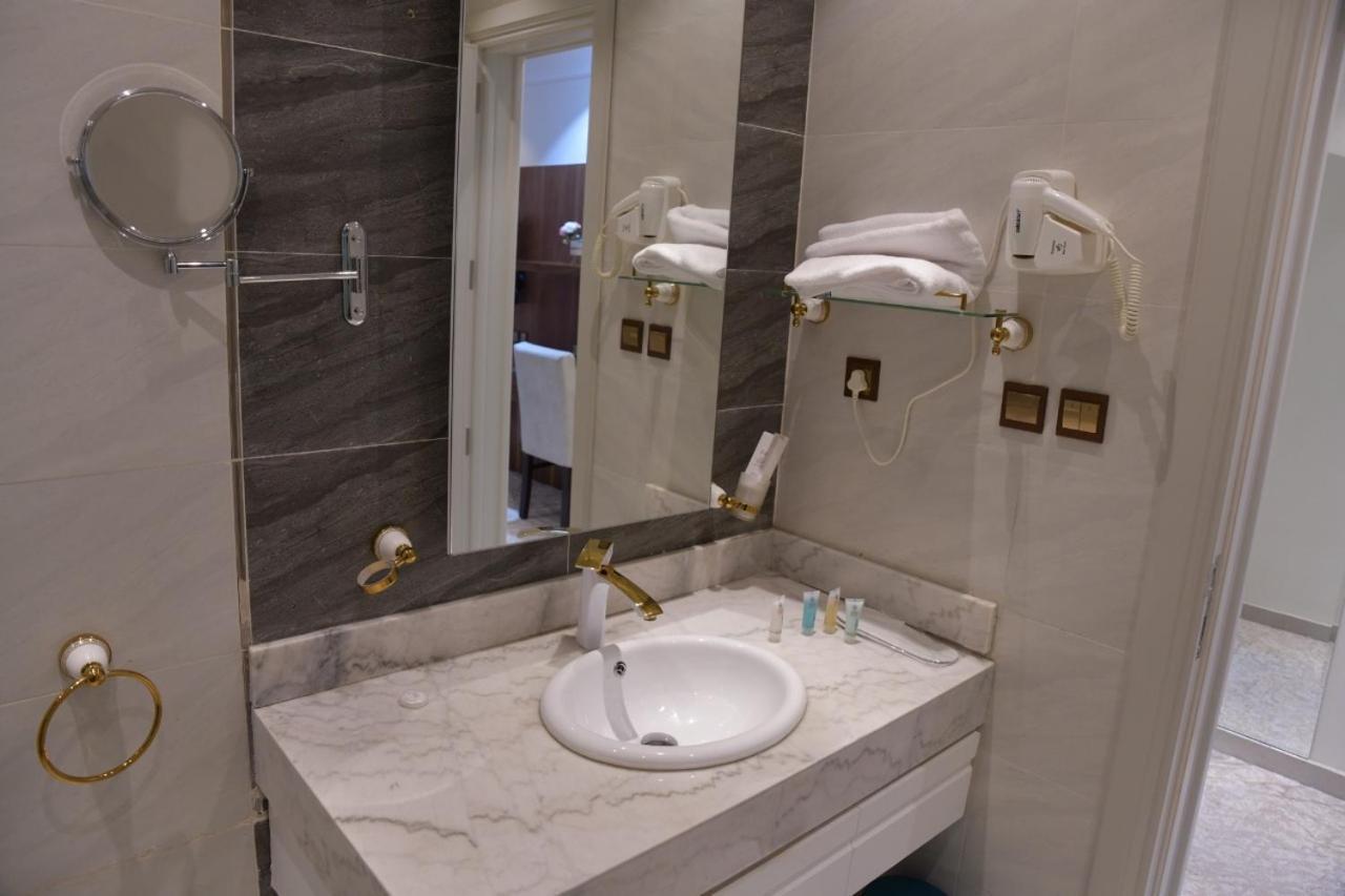 Crown Apartment